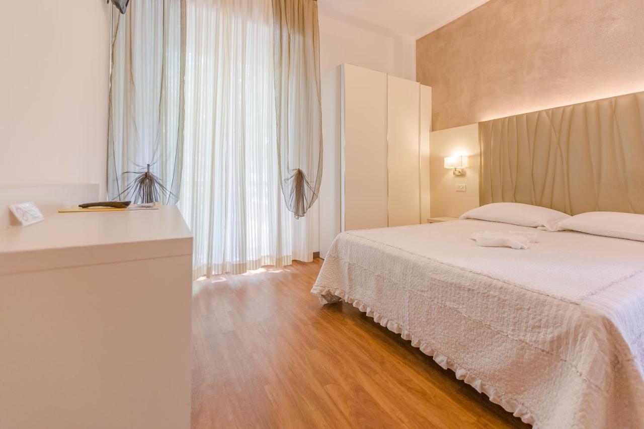Hotel Bremen Римини Экстерьер фото